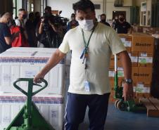 Paraná recebe novo lote de vacina e amplia imunização de profissionais da saúde