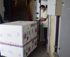 Paraná recebe novo lote de vacina e amplia imunização de profissionais da saúde