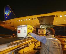 As vacinas Oxford/AstraZeneca, desenvolvidas em parceria com a Fundação Oswaldo Cruz (Fiocruz), devem chegaram no Aeroporto Internacional Afonso Pena, em São José dos Pinhais, na Região Metropolitana de Curitiba.