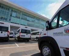 Governo entrega vans para agilizar o transporte de pacientes de 45 municípios