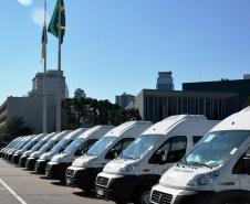 Governo entrega vans para agilizar o transporte de pacientes de 45 municípios