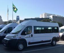 Governo entrega vans para agilizar o transporte de pacientes de 45 municípios