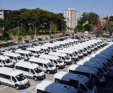 Governo entrega vans para agilizar o transporte de pacientes de 45 municípios