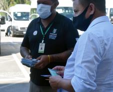 Governo entrega vans para agilizar o transporte de pacientes de 45 municípios