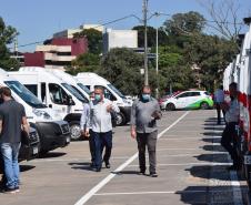 Governo entrega vans para agilizar o transporte de pacientes de 45 municípios