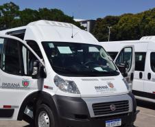 Governo entrega vans para agilizar o transporte de pacientes de 45 municípios