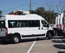 Governo entrega vans para agilizar o transporte de pacientes de 45 municípios