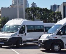 Governo entrega vans para agilizar o transporte de pacientes de 45 municípios
