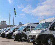 Governo entrega vans para agilizar o transporte de pacientes de 45 municípios