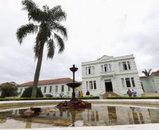 O governador Carlos Massa Ratinho Junior visita nesta quarta-feira (14) o Hospital Regional São Sebastião, na Lapa. A Secretaria de Estado da Saúde disponibiliza seis leitos de UTI no hospital. A unidade já conta com 40 leitos de enfermaria na estratégia de combate à Covid-19.