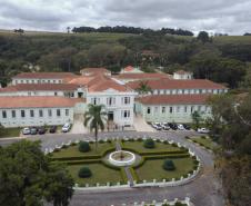 O governador Carlos Massa Ratinho Junior visita nesta quarta-feira (14) o Hospital Regional São Sebastião, na Lapa. A Secretaria de Estado da Saúde disponibiliza seis leitos de UTI no hospital. A unidade já conta com 40 leitos de enfermaria na estratégia de combate à Covid-19.