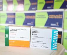 O Governo do Estado receu neste sábado (20),  mais 240.450 doses de vacinas contra o coronavírus. São 234.200 doses da Coronavac, produzida pela Sinovac e Instituto Butantan, e 6.250 do imunizante desenvolvido pela Universidade de Oxford/AstraZeneca, parte do primeiro lote fabricado pela Fundação Oswaldo Cruz (Fiocruz).  -  Curitiba, 20/03/2021 