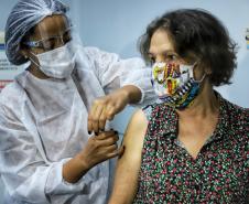 Em ritmo acelerado no processo de aplicação da vacina contra a Covid-19, 63 municípios do Paraná já começaram a imunizar pessoas a partir de 60 anos. Foto: Gilson Abreu/AEN