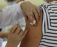 Em ritmo acelerado no processo de aplicação da vacina contra a Covid-19, 63 municípios do Paraná já começaram a imunizar pessoas a partir de 60 anos. Foto: Gilson Abreu/AEN