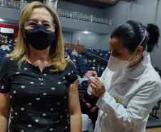 Paraná ultrapassa 1,4 mil trabalhadores da educação vacinados contra a Covid-19