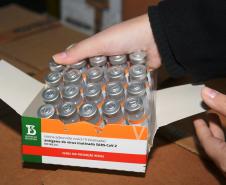A 17ª pauta de distribuição de vacinas contra a Covid-19 do Ministério da Saúde foi ajustada com a inclusão de mais doses do imunizante CoronaVac da parceria entre Sinovac e Instituto Butantan. O Paraná recebeu mais 62 mil doses da vacina nesta sexta-feira (14). 