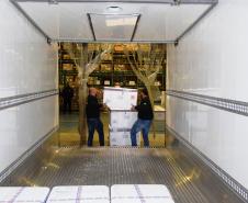 Desembarcam no Paraná 374,1 mil doses da vacina da AstraZeneca contra Covid-19