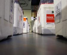 Desembarcam no Paraná 374,1 mil doses da vacina da AstraZeneca contra Covid-19