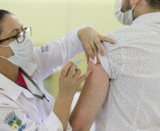 Paraná vacinou quase 50% do grupo prioritário contra a Covid-19.