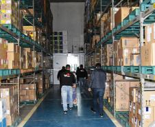 Lote com mais de 37,4 mil vacinas da Pfizer chegam ao Paraná