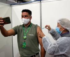 Paraná inicia vacinação contra a Covid-19 em trabalhadores do transporte aéreo