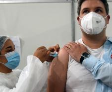 Paraná inicia vacinação contra a Covid-19 em trabalhadores do transporte aéreo