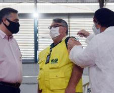 Paraná inicia vacinação contra a Covid-19 em trabalhadores do transporte aéreo