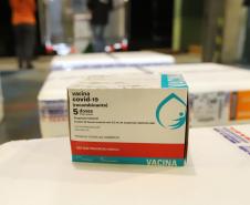 Novo lote com 360 mil doses de AstraZeneca chega nesta quarta-feira ao Paraná