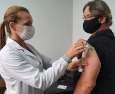 Municípios aderem campanha de domingo a domingo e população é vacinada contra a Covid-19 neste sábado