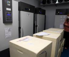 O Paraná recebeu na manhã desta sexta-feira (18) um novo lote de vacinas contra a Covid-19. São 143.910 doses do imunizante Comirnaty, produzido pela Pfizer/BioNtech - Curitiba, 18/06/2021