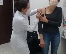 Mais de 1 milhão de pessoas foram vacinadas contra a Covid-19 aos finais de semana no Paraná