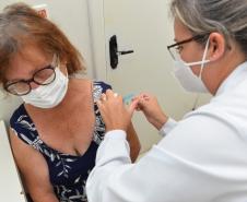 Mais de 1 milhão de pessoas foram vacinadas contra a Covid-19 aos finais de semana no Paraná
