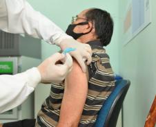 Mais de 1 milhão de pessoas foram vacinadas contra a Covid-19 aos finais de semana no Paraná