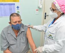 Mais de 1 milhão de pessoas foram vacinadas contra a Covid-19 aos finais de semana no Paraná