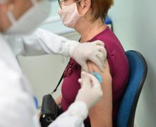 Mais de 1 milhão de pessoas foram vacinadas contra a Covid-19 aos finais de semana no Paraná
