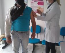 Mais de 1 milhão de pessoas foram vacinadas contra a Covid-19 aos finais de semana no Paraná
