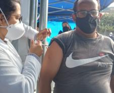 Mais de 1 milhão de pessoas foram vacinadas contra a Covid-19 aos finais de semana no Paraná