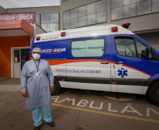 A parnanguara Lucimar Josiane de Oliveira, de 44 anos, recebeu a primeira dose da vacina contra a Covid-19 exatamente às 21h48 do dia 18 de janeiro de 2021. A enfermeira, que atua no Complexo Hospitalar do Trabalhador (CHT), foi a primeira paranaense a ser vacinada contra o novo coronavírus. - Curitiba, 15/07/2021
