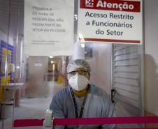 A parnanguara Lucimar Josiane de Oliveira, de 44 anos, recebeu a primeira dose da vacina contra a Covid-19 exatamente às 21h48 do dia 18 de janeiro de 2021. A enfermeira, que atua no Complexo Hospitalar do Trabalhador (CHT), foi a primeira paranaense a ser vacinada contra o novo coronavírus. - Curitiba, 15/07/2021