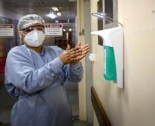 A parnanguara Lucimar Josiane de Oliveira, de 44 anos, recebeu a primeira dose da vacina contra a Covid-19 exatamente às 21h48 do dia 18 de janeiro de 2021. A enfermeira, que atua no Complexo Hospitalar do Trabalhador (CHT), foi a primeira paranaense a ser vacinada contra o novo coronavírus. - Curitiba, 15/07/2021