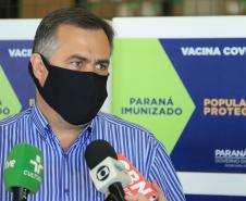 O secretário de Estado da Saúde, Beto Preto, atende a imprensa nesta terça-feira (18) no Centro de Medicamentos do Paraná (Cemepar) para falar sobre a vacinação contra a Covid-19.  