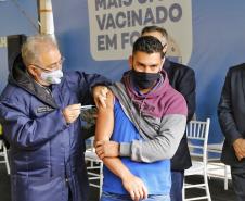 O secretário de Estado da Saúde, Beto Preto acompanha o ministro da Saúde, Marcelo Queiroga, nesta terça-feira (20) na vacinação contra a Covid-19 dos paranaenses em Foz do Iguaçu, no Oeste.