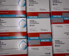 O Ministério da Saúde enviou na noite desta terça-feira (27) mais 298.250 vacinas contra a Covid-19 da AstraZeneca/Fiocruz ao Paraná. Este foi o terceiro envio do governo federal ao Estado em um único dia. Durante a tarde chegaram 233 mil vacinas, sendo 170 mil doses de CoronaVac/Butantan e 63 mil da AstraZeneca/Covax. - Curitiba, 27/07/2021
