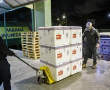 O Ministério da Saúde enviou na noite desta terça-feira (27) mais 298.250 vacinas contra a Covid-19 da AstraZeneca/Fiocruz ao Paraná. Este foi o terceiro envio do governo federal ao Estado em um único dia. Durante a tarde chegaram 233 mil vacinas, sendo 170 mil doses de CoronaVac/Butantan e 63 mil da AstraZeneca/Covax. - Curitiba, 27/07/2021