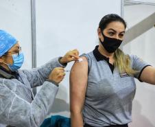 Com 8,5 milhões de doses aplicadas, Paraná chega a 73% dos adultos imunizados