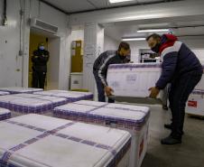 Paraná recebe mais 184.250 vacinas da AstraZeneca e completa 40ª pauta de entrega