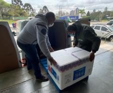Paraná recebe 55,2 mil vacinas contra a Covid-19 para segunda dose; 229,3 mil chegam à noite