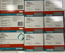 Paraná recebe 55,2 mil vacinas contra a Covid-19 para segunda dose; 229,3 mil chegam à noite