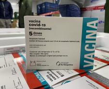 Paraná recebe 55,2 mil vacinas contra a Covid-19 para segunda dose; 229,3 mil chegam à noite