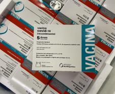 Paraná recebe 55,2 mil vacinas contra a Covid-19 para segunda dose; 229,3 mil chegam à noite